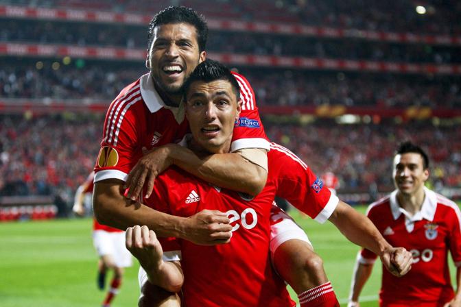 La felicit di Cardozo, abbracciato da Garay: Benfica in finale. Epa